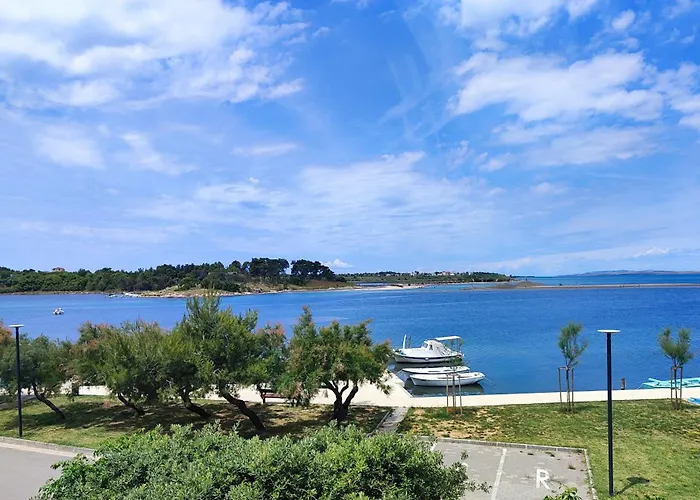 Buy Seaview Retro & Giovanni Apartment Nin