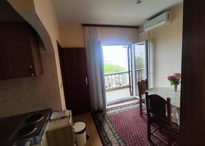 Buy Seaview Retro & Giovanni Apartment Nin