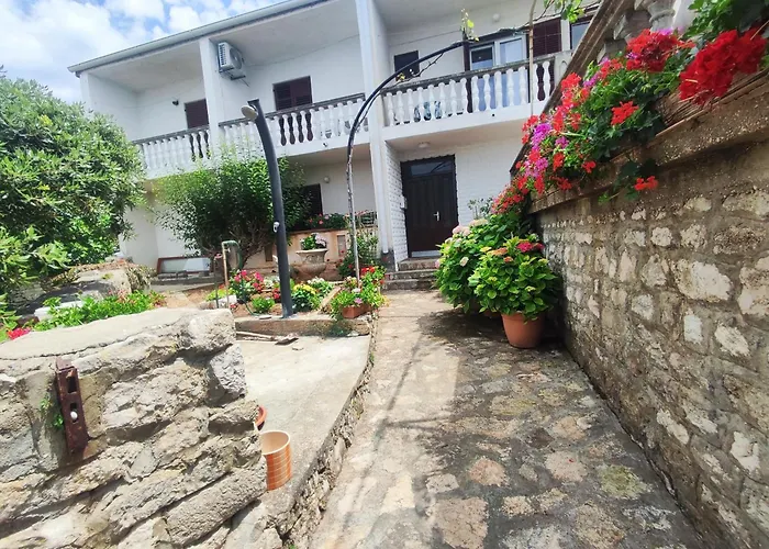 Buy Seaview Retro & Giovanni Apartment Nin