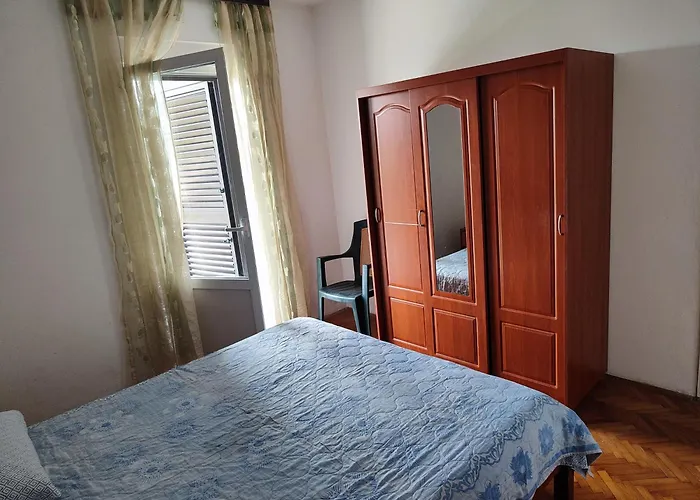 Buy Seaview Retro & Giovanni Apartment Nin