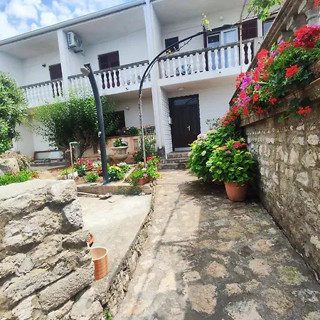 Buy Seaview Retro & Giovanni Apartment Nin