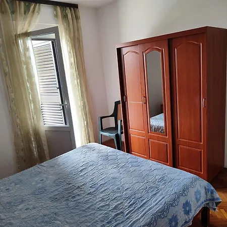 Buy Seaview Retro & Giovanni Apartment Nin